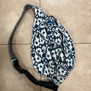 KAVU Rope Sling Shoulder Bag Blue Dot Print Adjustable Strap & Multiple Pockets